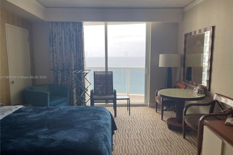 Condo in Sunny Isles Beach, Florida № 2082090 - photo 4