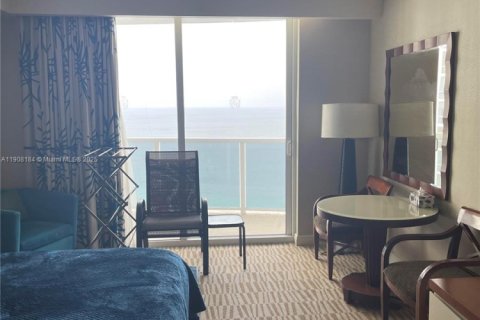Condo in Sunny Isles Beach, Florida № 2082090 - photo 5