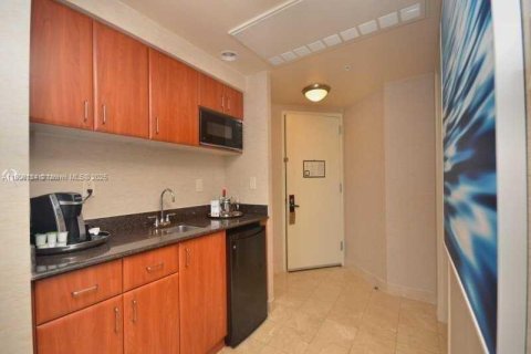 Condo in Sunny Isles Beach, Florida № 2082090 - photo 10