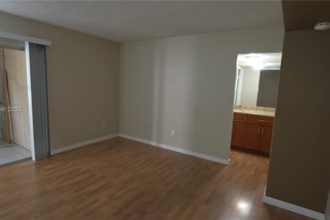 Condominio en alquiler en Miami, Florida, 2 dormitorios, 114.73 m2 № 1930819 - foto 14