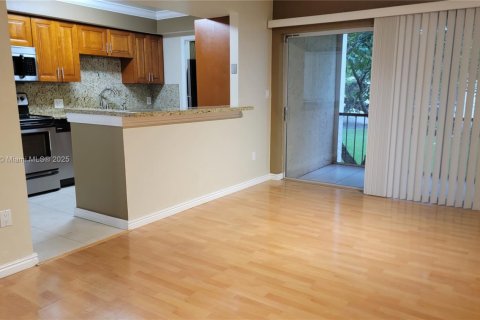 Condominio en alquiler en Miami, Florida, 2 dormitorios, 114.73 m2 № 1930819 - foto 3