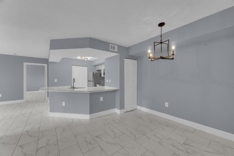 Copropriété à louer à Jensen Beach, Floride: 2 chambres, 99.13 m2 № 2390125 - photo 6
