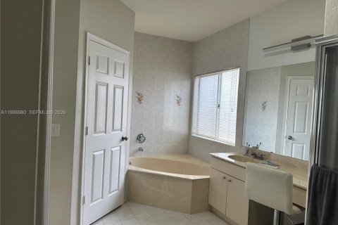 House in Doral, Florida 3 bedrooms, 160.54 sq.m. № 2058753 - photo 16
