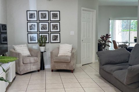 House in Doral, Florida 3 bedrooms, 160.54 sq.m. № 2058753 - photo 5