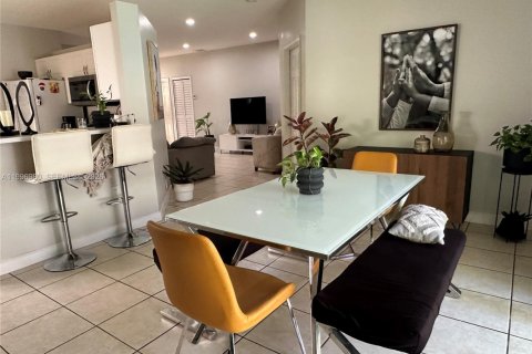 House in Doral, Florida 3 bedrooms, 160.54 sq.m. № 2058753 - photo 3