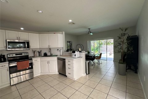 House in Doral, Florida 3 bedrooms, 160.54 sq.m. № 2058753 - photo 10