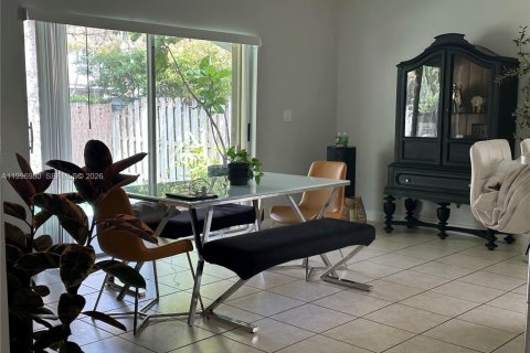 House in Doral, Florida 3 bedrooms, 160.54 sq.m. № 2058753 - photo 7