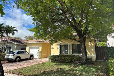 House in Doral, Florida 3 bedrooms, 160.54 sq.m. № 2058753