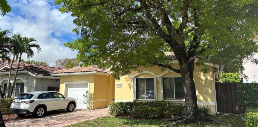 House in Doral, Florida 3 bedrooms, 160.54 sq.m. № 2058753