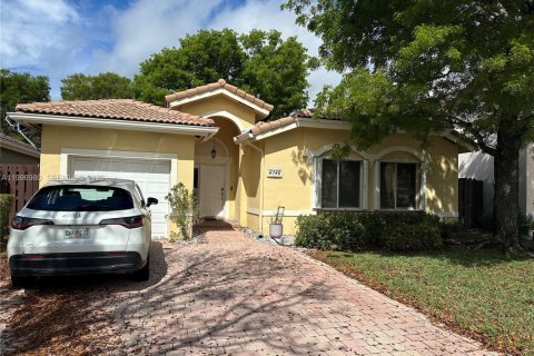 House in Doral, Florida 3 bedrooms, 160.54 sq.m. № 2058753 - photo 2