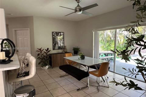 House in Doral, Florida 3 bedrooms, 160.54 sq.m. № 2058753 - photo 8