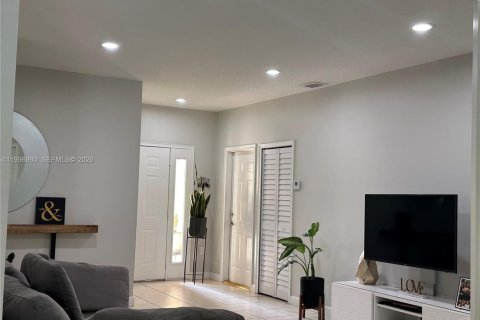 House in Doral, Florida 3 bedrooms, 160.54 sq.m. № 2058753 - photo 9