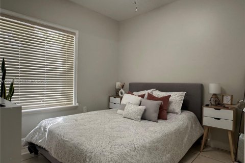 House in Doral, Florida 3 bedrooms, 160.54 sq.m. № 2058753 - photo 14