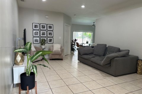 House in Doral, Florida 3 bedrooms, 160.54 sq.m. № 2058753 - photo 4
