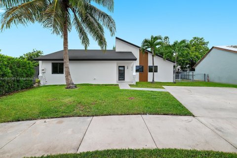 House in Miami, Florida 3 bedrooms, 131.09 sq.m. № 1834308 - photo 1