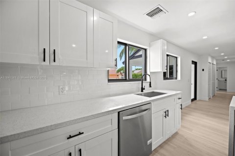 House in Miami, Florida 3 bedrooms, 131.09 sq.m. № 1834308 - photo 11