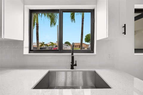 House in Miami, Florida 3 bedrooms, 131.09 sq.m. № 1834308 - photo 12