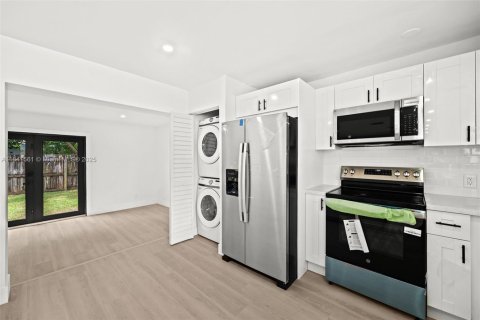 House in Miami, Florida 3 bedrooms, 131.09 sq.m. № 1834308 - photo 9