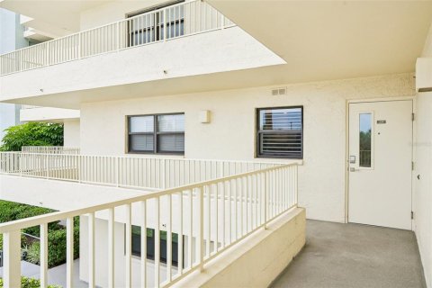 Condo in Sarasota, Florida, 2 bedrooms  № 2152175 - photo 2