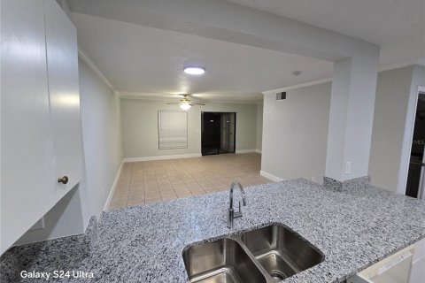 Touwnhouse à louer à Orlando, Floride: 2 chambres, 113.99 m2 № 2389404 - photo 4