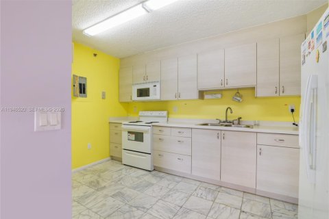 Купить кондоминиум в Серфсайд, Флорида 1 спальня, 89.37м2, № 2008649 - фото 4