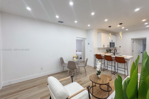 House in Miami, Florida 4 bedrooms № 1992626 - photo 9