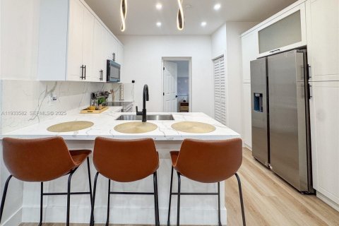 House in Miami, Florida 4 bedrooms № 1992626 - photo 10