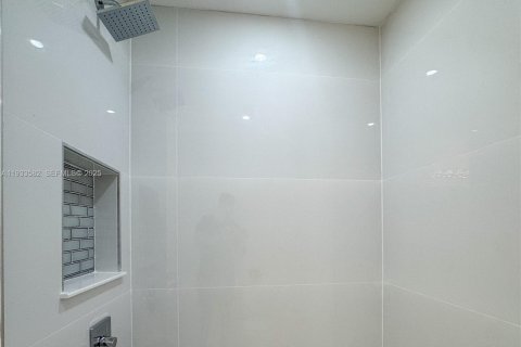 House in Miami, Florida 4 bedrooms № 1992626 - photo 17