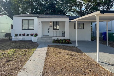 House in Miami, Florida 4 bedrooms № 1992626 - photo 3