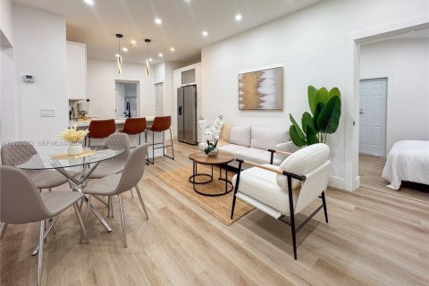 House in Miami, Florida 4 bedrooms № 1992626 - photo 7