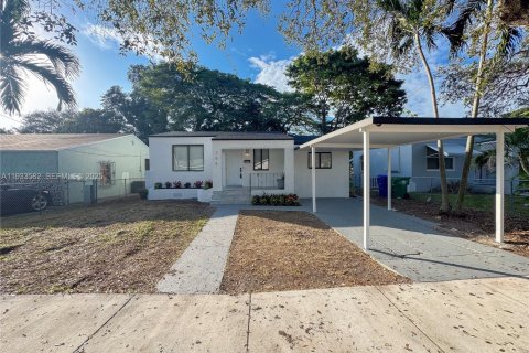 House in Miami, Florida 4 bedrooms № 1992626 - photo 2