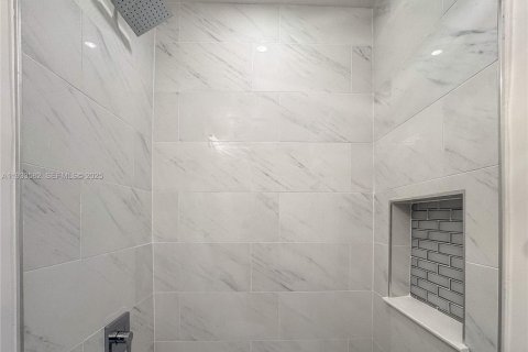 House in Miami, Florida 4 bedrooms № 1992626 - photo 15