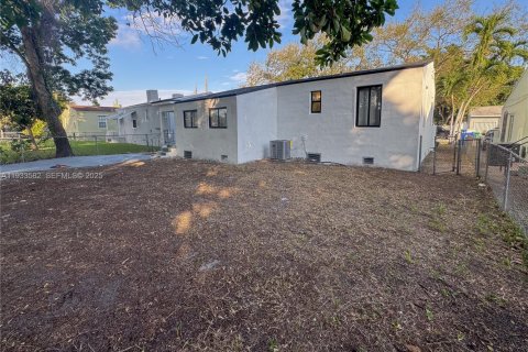 House in Miami, Florida 4 bedrooms № 1992626 - photo 29