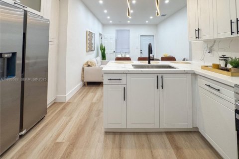 House in Miami, Florida 4 bedrooms № 1992626 - photo 12