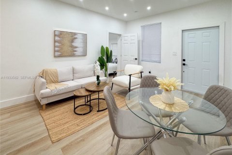 House in Miami, Florida 4 bedrooms № 1992626 - photo 8