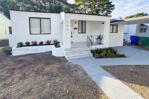 House in Miami, Florida 4 bedrooms № 1992626 - photo 1