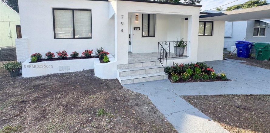 House in Miami, Florida 4 bedrooms № 1992626