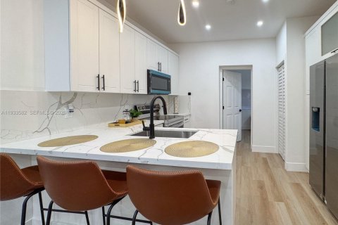 House in Miami, Florida 4 bedrooms № 1992626 - photo 11