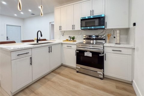 House in Miami, Florida 4 bedrooms № 1992626 - photo 13