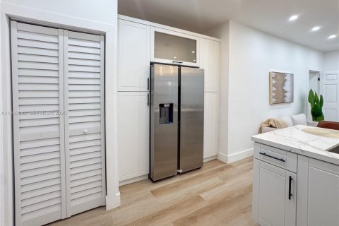 House in Miami, Florida 4 bedrooms № 1992626 - photo 14