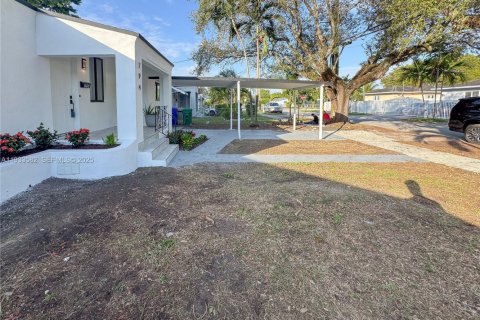 House in Miami, Florida 4 bedrooms № 1992626 - photo 6