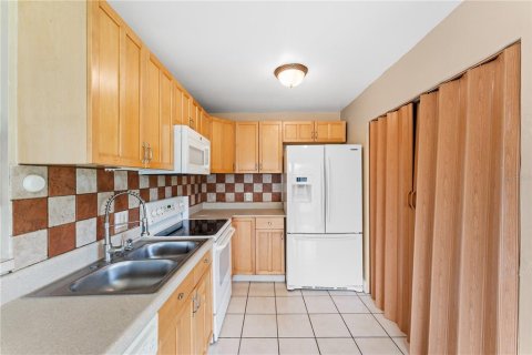 Villa ou maison à louer à Kissimmee, Floride: 2 chambres, 89.28 m2 № 1813189 - photo 8