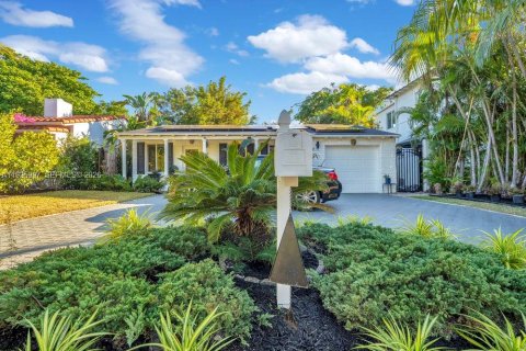 Villa ou maison à vendre à Miami, Floride: 2 chambres, 142.14 m2 № 1999018 - photo 2