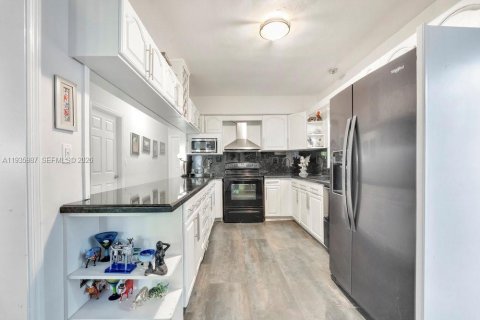 Villa ou maison à vendre à Miami, Floride: 2 chambres, 142.14 m2 № 1999018 - photo 11