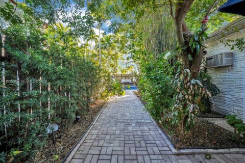 Villa ou maison à vendre à Miami, Floride: 2 chambres, 142.14 m2 № 1999018 - photo 23