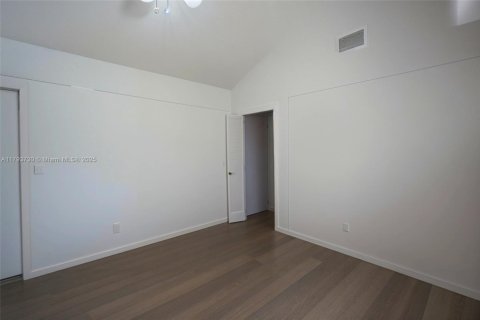 Casa en venta en Miami, Florida, 5 dormitorios, 308.62 m2 № 1712861 - foto 24