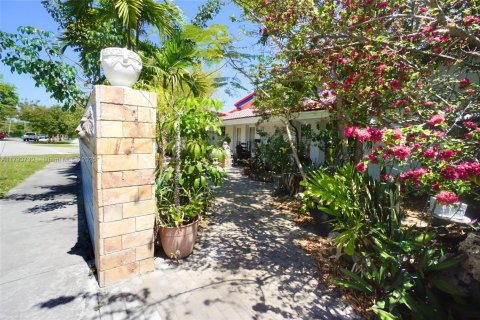 Casa en venta en Miami, Florida, 5 dormitorios, 308.62 m2 № 1712861 - foto 3
