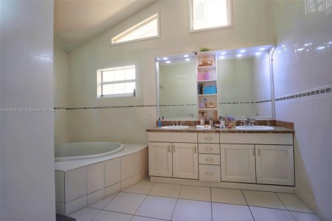 Casa en venta en Miami, Florida, 5 dormitorios, 308.62 m2 № 1712861 - foto 18