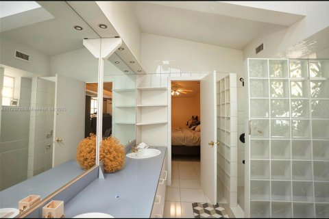 Casa en venta en Miami, Florida, 5 dormitorios, 308.62 m2 № 1712861 - foto 21