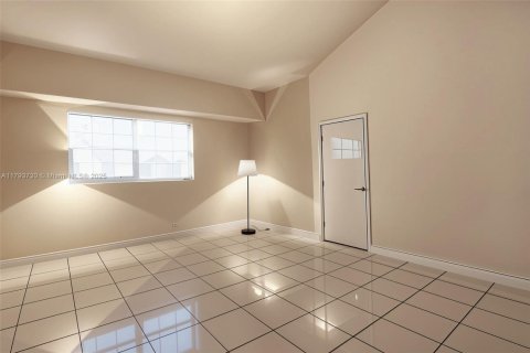 Casa en venta en Miami, Florida, 5 dormitorios, 308.62 m2 № 1712861 - foto 16